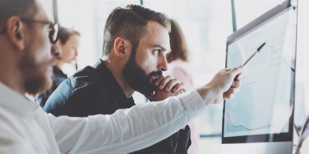 Profesjonelt regnskapskontor med moderne teknologi