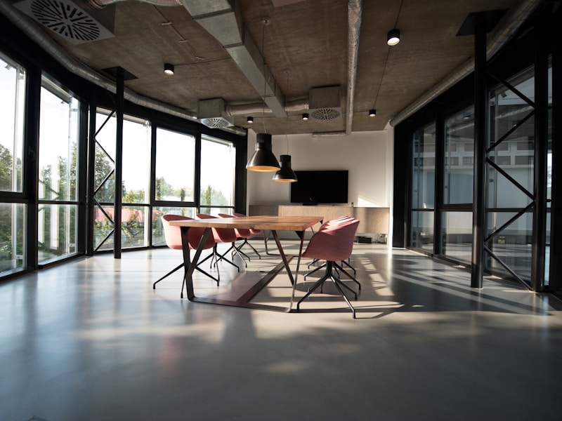 Moderne arbeidsplasser med doble skjermer